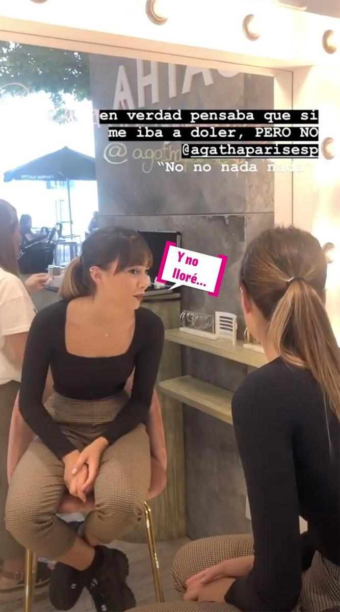 Aitana mira el resultado de su 'piercing'