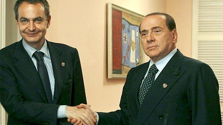 Rodríguez Zapatero y Silvio Berlusconi se saludan en un momento de la cumbre.