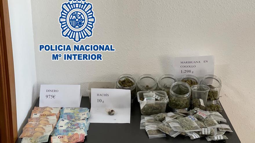 Dinero y cogollos de marihuana incautados