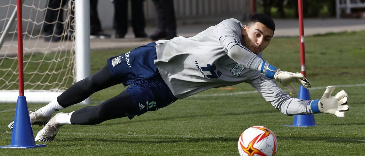 Leo Román, jugador del Real Mallorca, durante el entrenamiento que la sub-21 realizó ayer en la Ciudad de la Rozas. | EFE