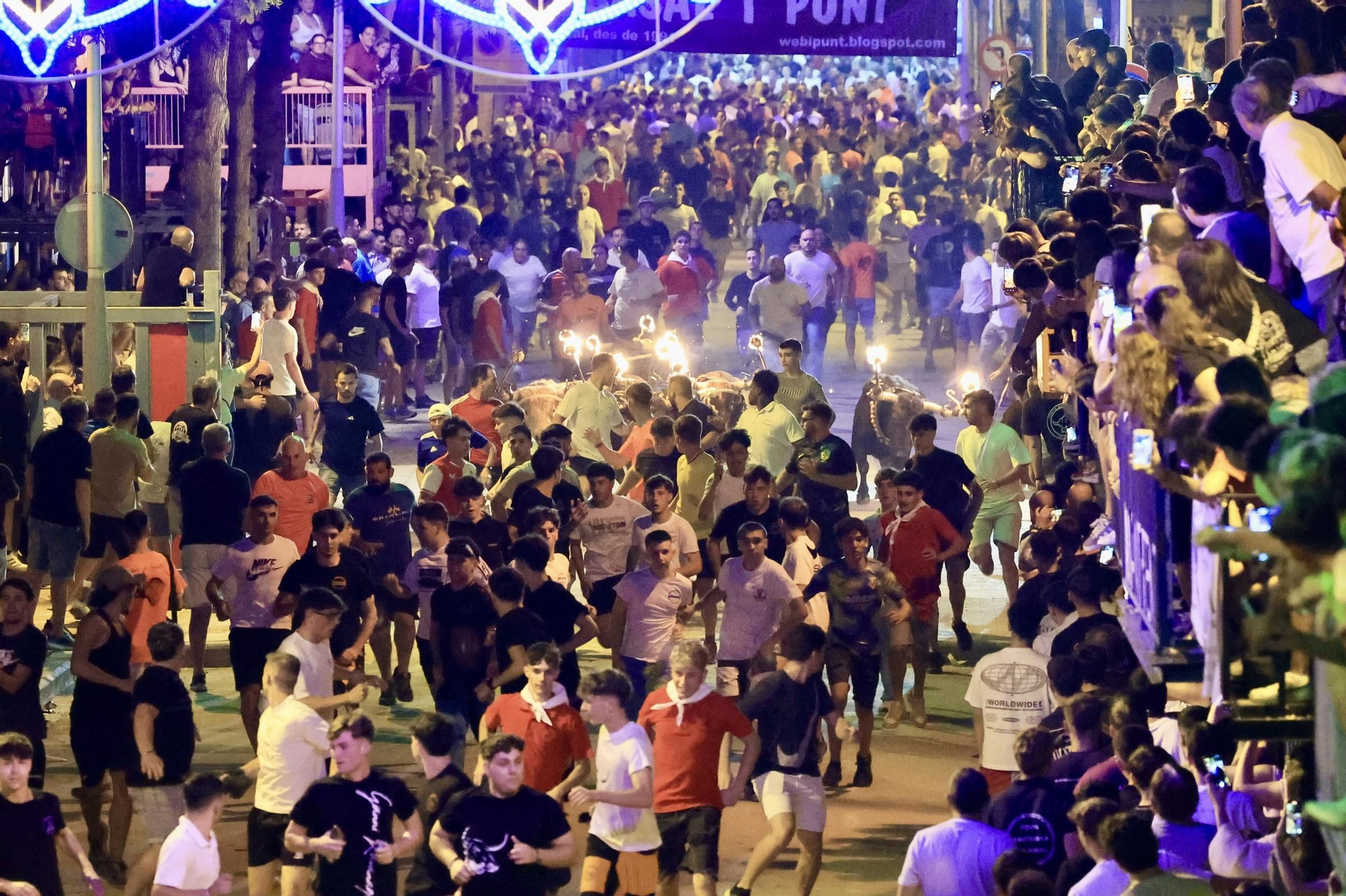 Galería de fotos: Vila-real vibra con toros y el encierro de embolados en el miércoles de fiestas