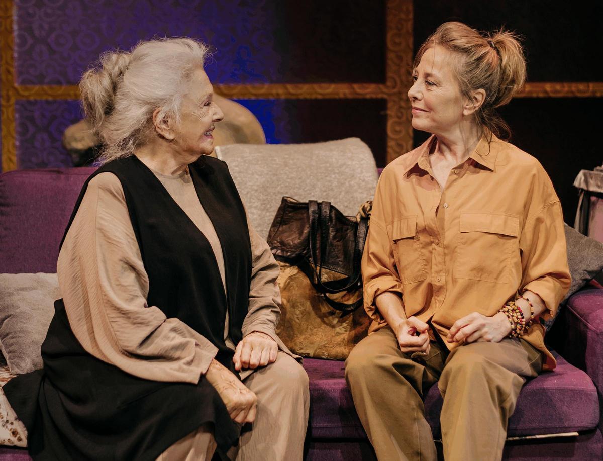 Lola Herrera y su hija, Natalia Dicenta, en 'Camino a la Meca'.