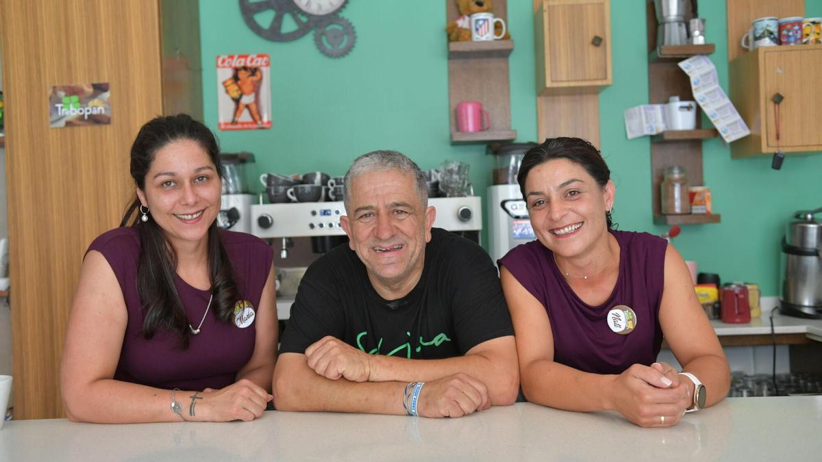 Juan Carlos Moure, propietario de Trebopan, junto a dos empleadas.