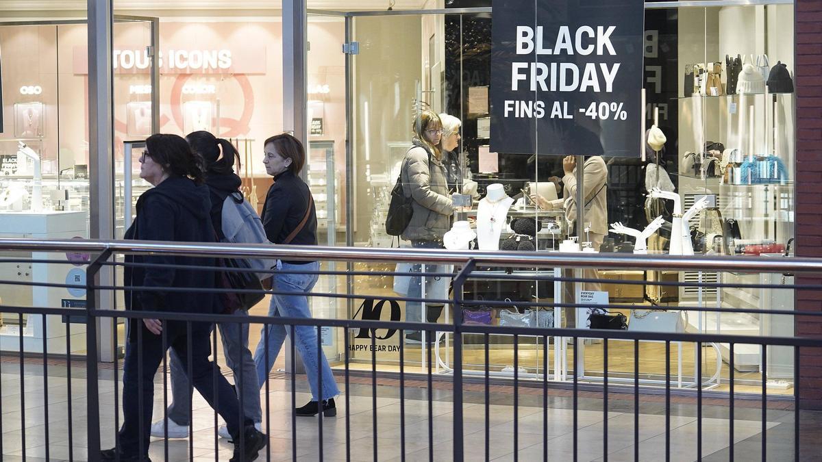 Un aparador amb un anunci de descomptes vinculats al Black Friday.
