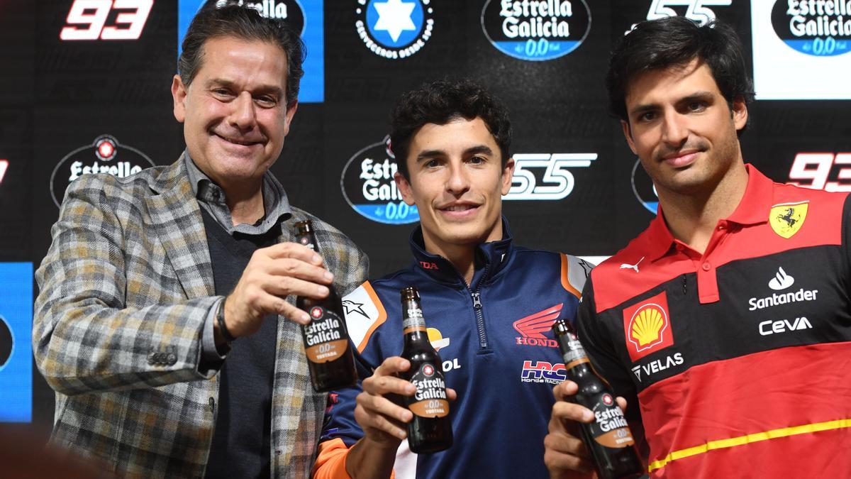 Marc Márquez y Carlos Sainz, con el CEO de Hijos de Rivera, Ignacio RIvera, en el museo Mega.