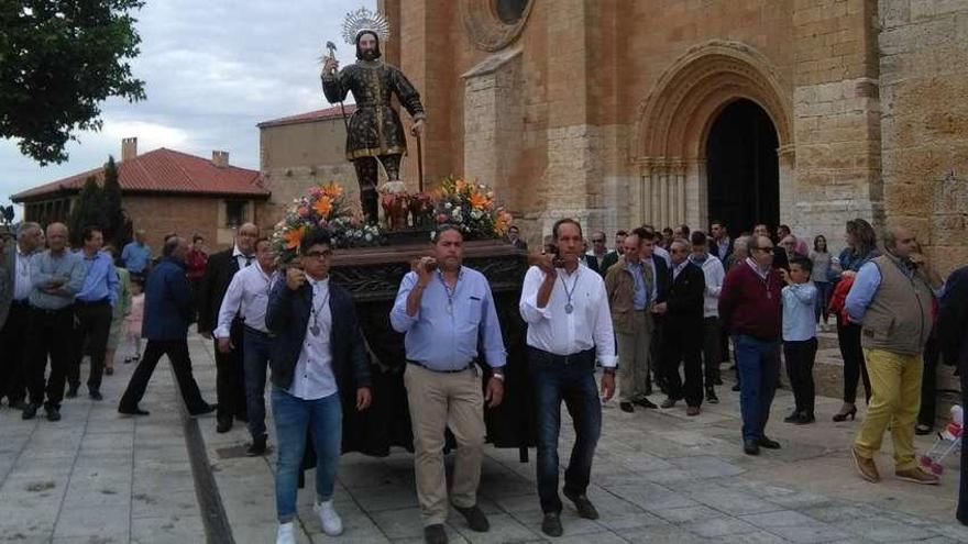 Agricultores y hermanos de la cofradía de San Isidro de Toro portan a hombros la imagen del patrón de los labradores durante la procesión.