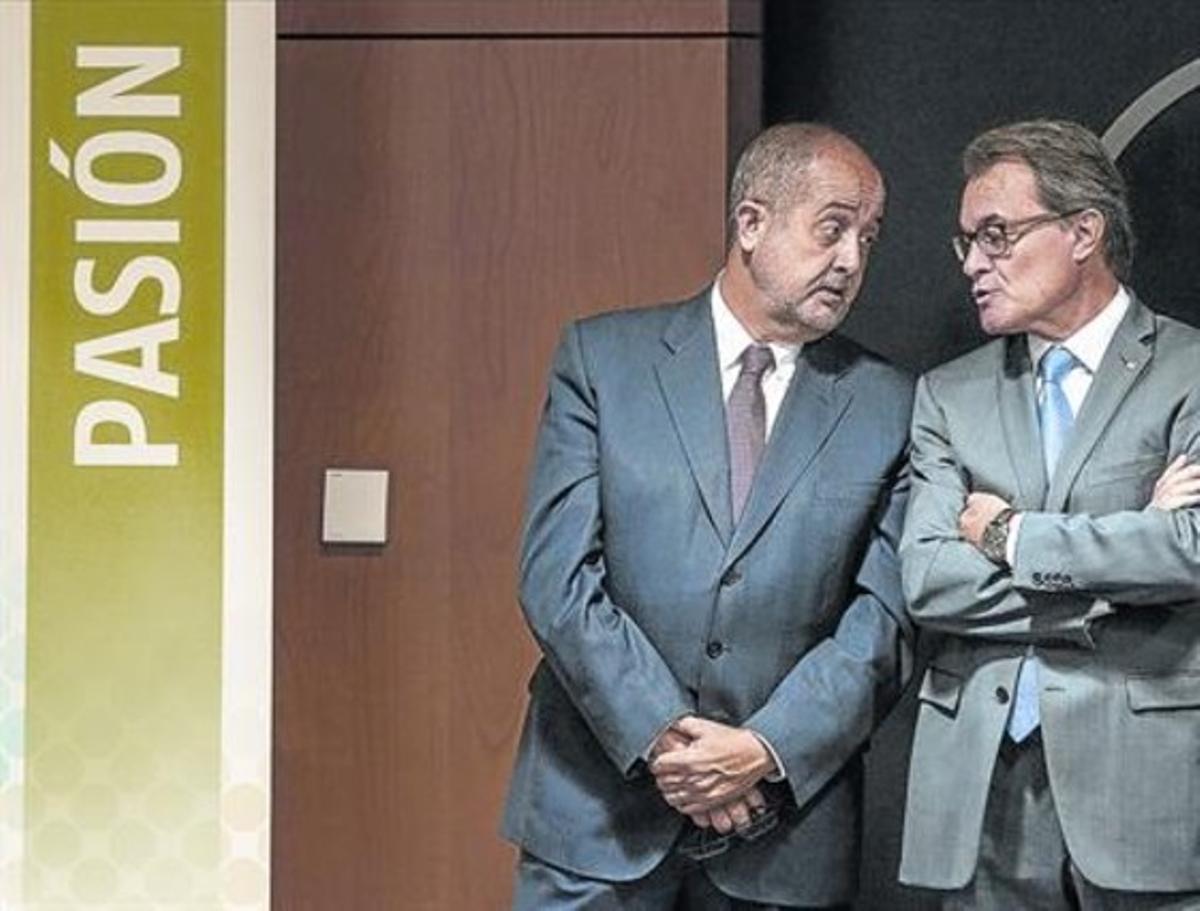 El president Artur Mas, amb Felip Puig, ahir en un acte oficial.