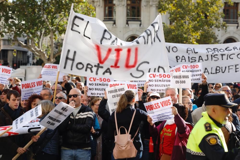 La protesta con tractores por las medidas de pacificación de la CV-500 llega a la ciudad