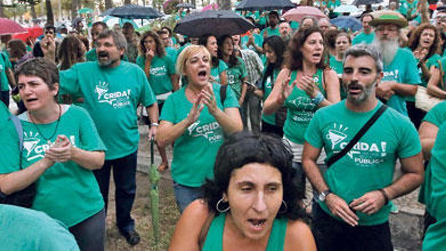 Decenas de personas se congregaron frente al Consolat para pedir la dimisión de Bauzá.