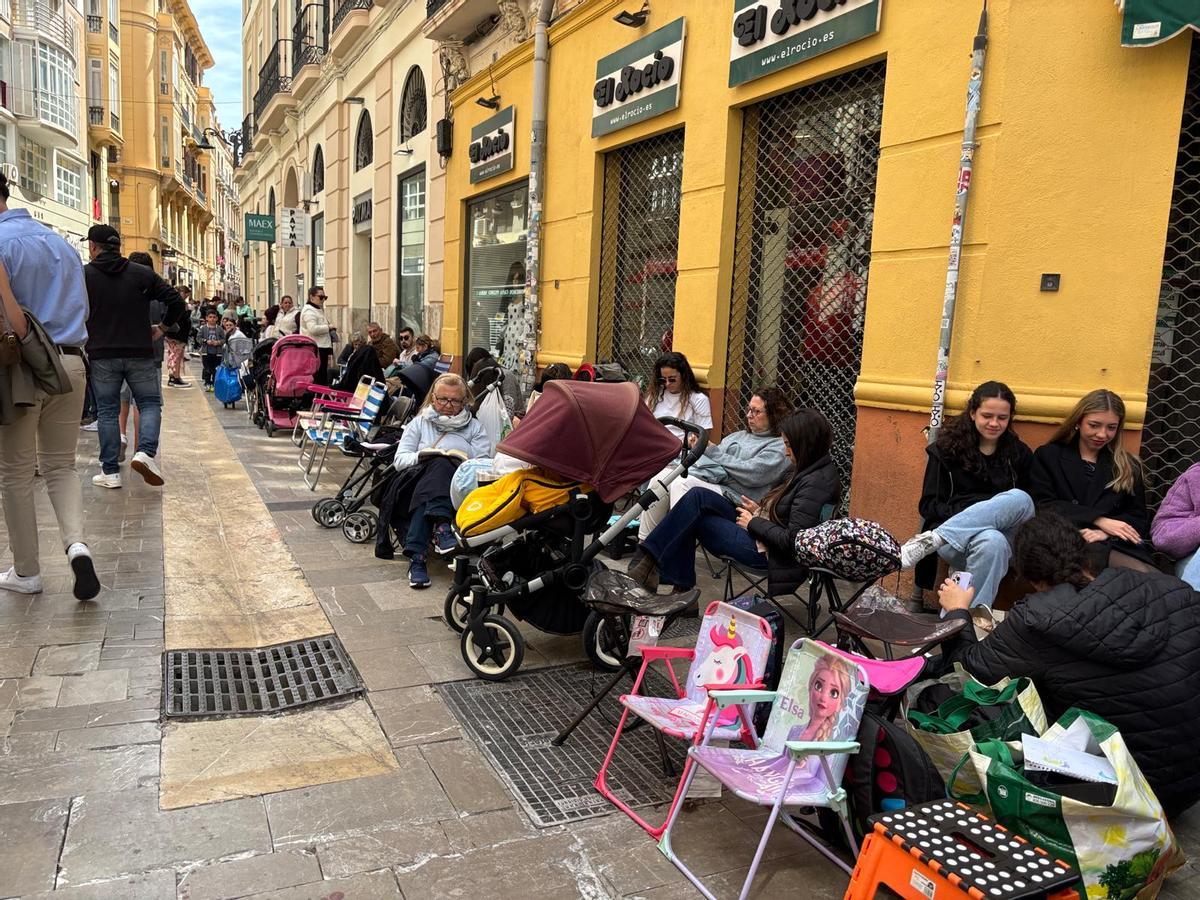 Público apostado en la calle Especería desde primera hora de este Jueves Santo para ver pasar a la Legión.