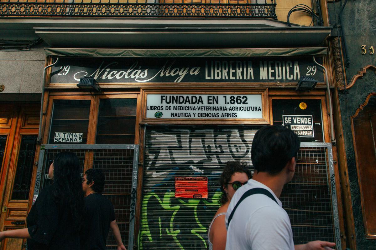 Antigua librería de Nicolás Moya, ya cerrada, en la calle de Carretas de Madrid.