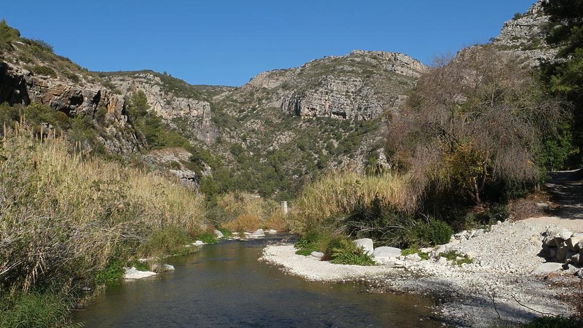 El municipio se encuentra en medio del Valle del Serpis y la Sierra de Ador.