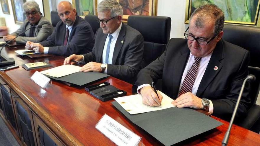 José Ignacio Nieto; el vicerrector de Extensión Universitaria y Proyección Internacional de la Universidad de Oviedo, Francisco José Borge; Santiago García Granda y Simón Guardado, durante la firma del convenio.