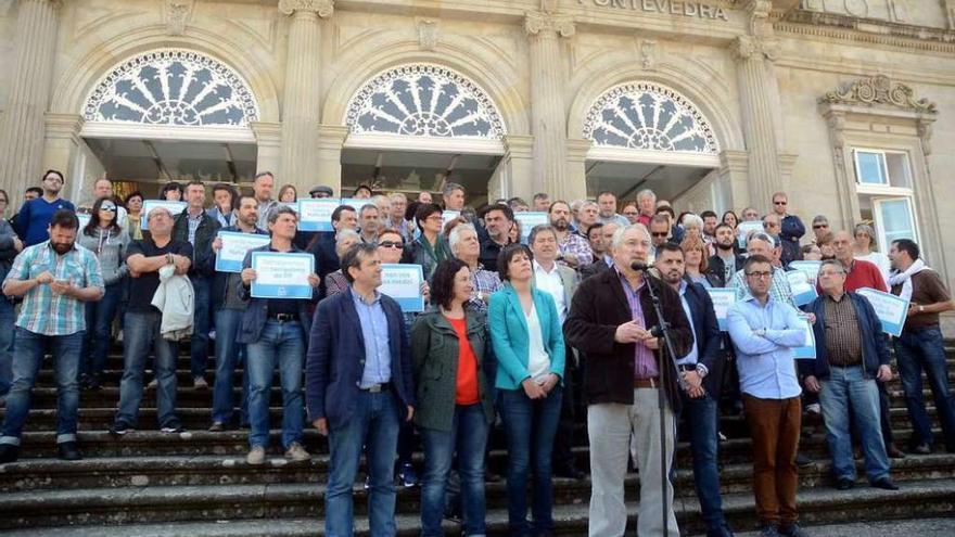 Mosquera, arropado por los nacionalistas, dirigió unas palabras a los presentes. // Rafa Vázquez