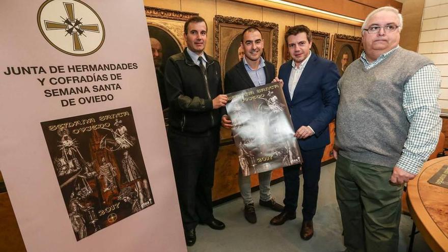 De izquierda a derecha, Luis Manuel Alonso, David González, José Almeida y Ray Porres, con el cartel.