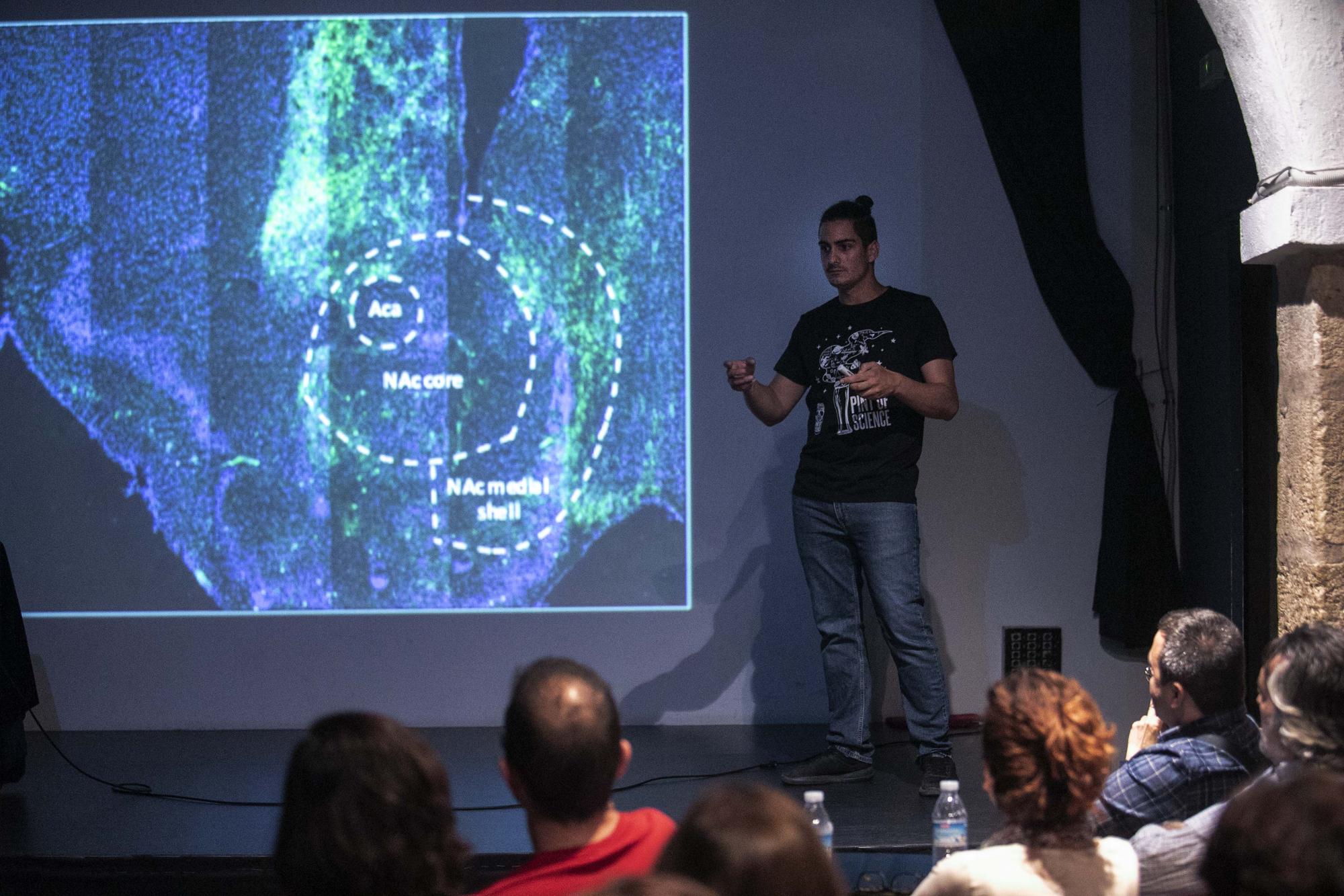 De copas por la ciencia en los bares de València