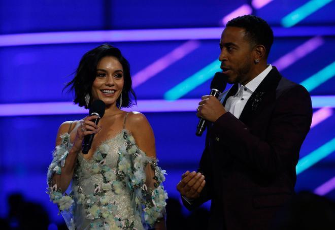Billboard Music Awards 2017: Vanessa Hudgens con vestido de flores de Marchesa