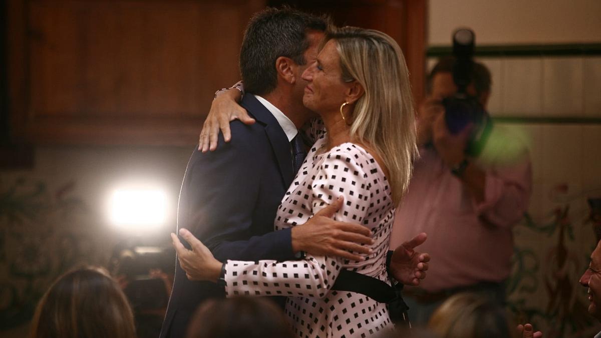 Mazón abraza este martes en Castelló a la nueva delegada del Consell en la provincia de Castellón, Susana Fabregat.