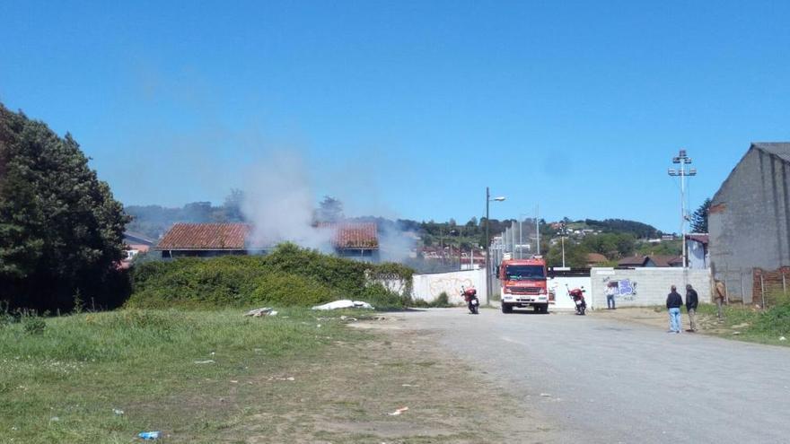 Incendio en una casa abandonada junto al campo de Santa Cruz