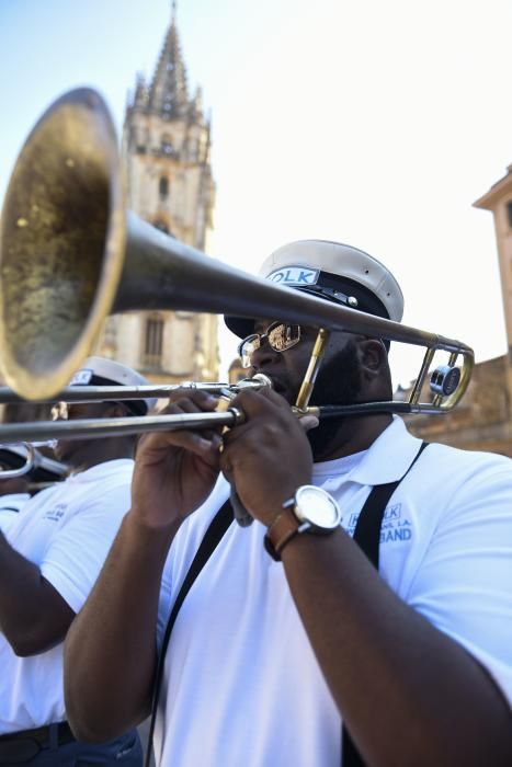 Pasacalles de la banda de Nueva Orleans Kinfok Brass Band