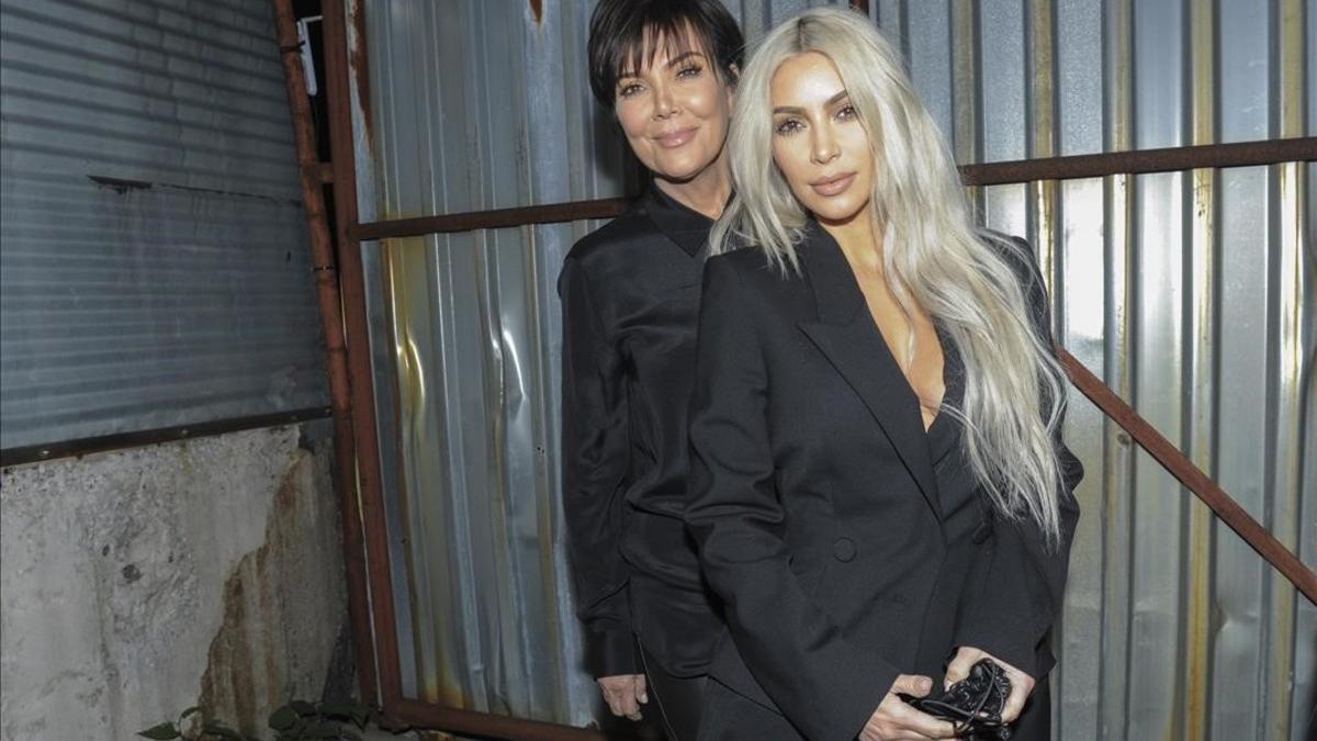 zentauroepp40038468 kim kardashian and kris jenner pose for a photo before the a170915171246