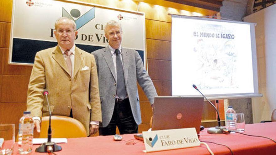 Sánchez Ron (dcha.) fue presentado por Luis Espada, catedrático de la Universidad de Vigo.  // José Lores