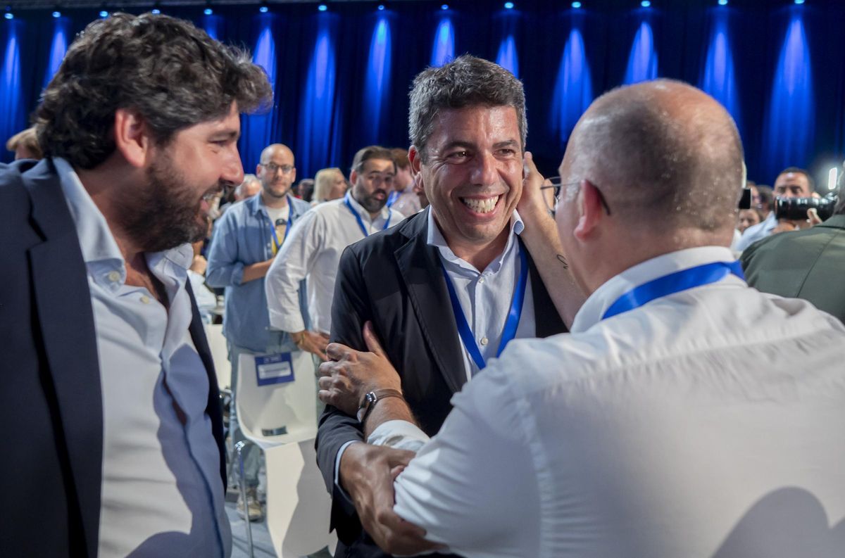 Mazón, con López Miras y Miguel Tellado, en el congreso.