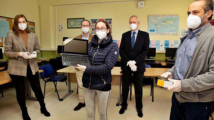 Ana María Abad, Javier Cueli, Ángel Moraleda, Tomás Fernández y, en primer término, Ana Belén López, madre de un alumno, en la entrega de equipos informáticos en Ribera de Arriba. 