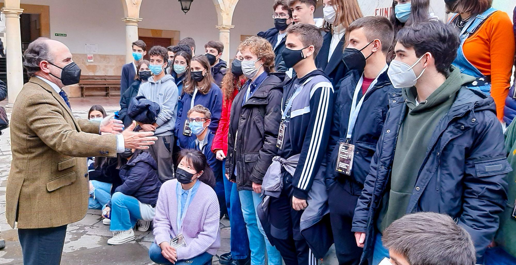 El rector de la Universidad de Oviedo dirige unas palabras a lo estudiantes, poco minutos después de llegar al edificio histórico de la Universidad.