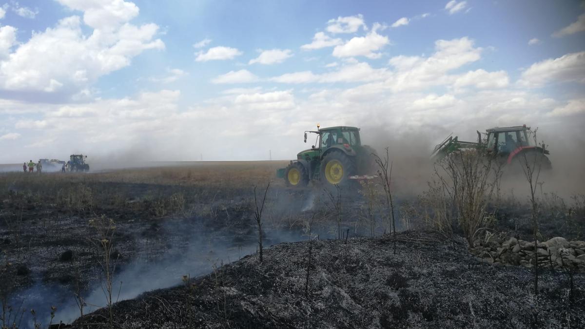 Maquinaria agrícola colabora en la extinción del incendio de Cotanes del Monte.