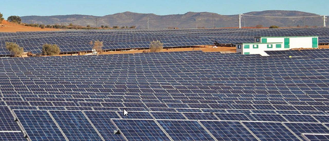 Central solar fotovoltaica de Edisun Power en Requena. | LEVANTE-EMV