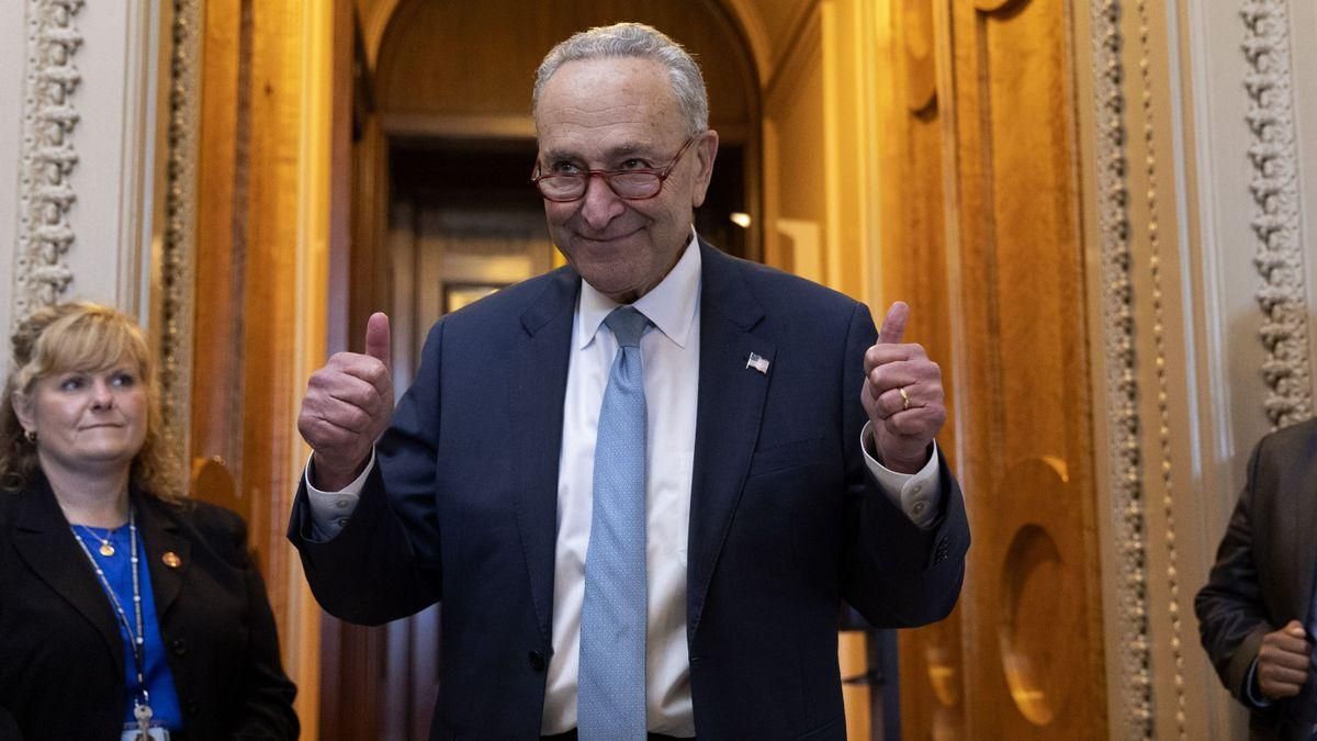 Chuck Schumer, jefe de la exigua mayoría demócrata en el Senado de EEUU, celebra la aprobación de Ley de Reducción de la Inflacción.