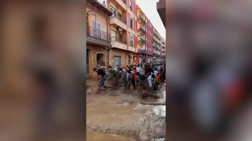 Un exèrcit de voluntaris neteja els carrers de fang de Massanassa