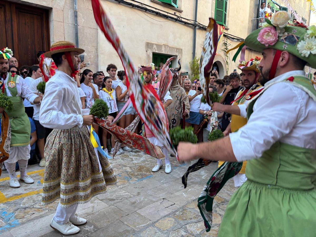Un momento de las danzas de los Cossiers en Montuïri.