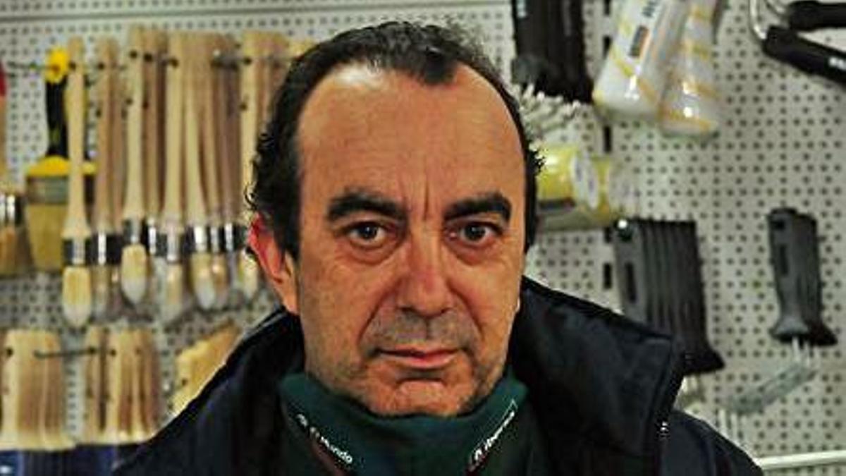 Manuel García regenta un negocio de venta de pinturas.