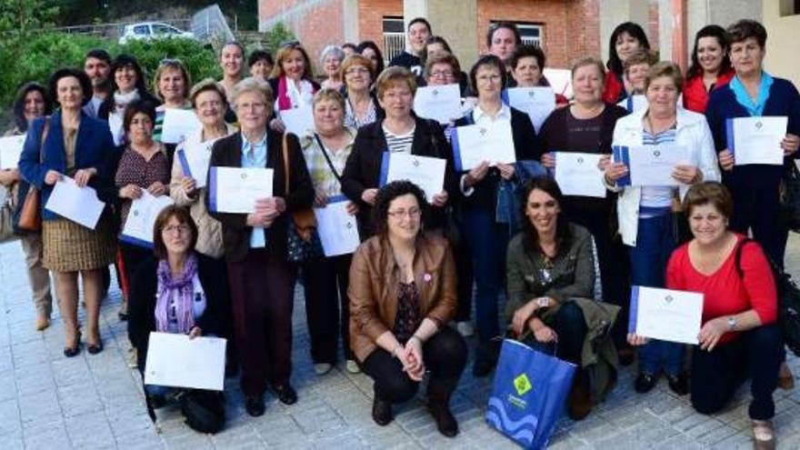 Solla y Begoña Estévez (centro, agachadas) tras la entrega de diplomas de los cursos.  // Gonzalo Núñez