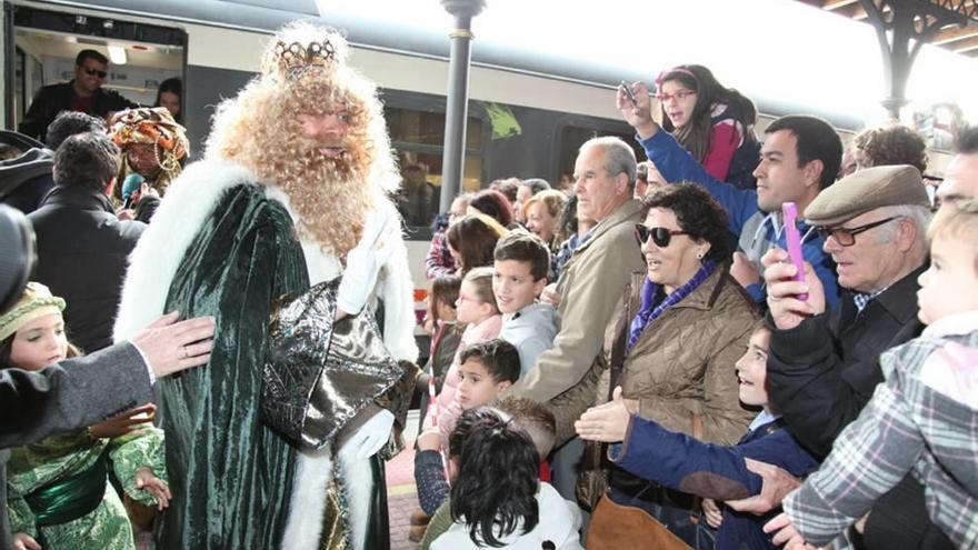 La comitiva real llegó en tren a la estación de Sutullena