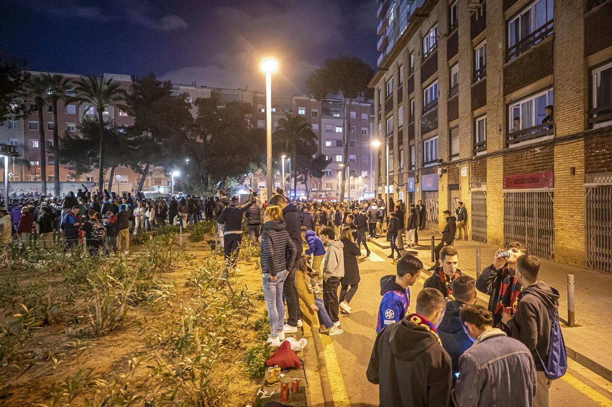 Quejas vecinales por molestias y aglomeraciones los días de partido en el Camp Nou y por el futuro proyecto del Espacio Barça