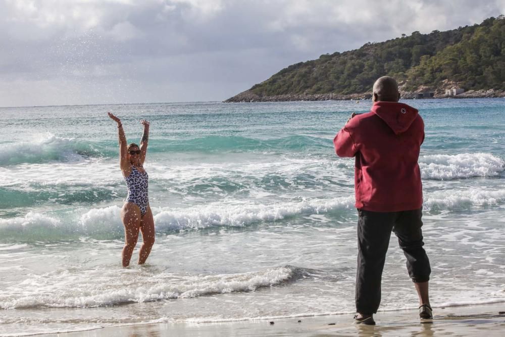 Primer baño del año en ses Salines.