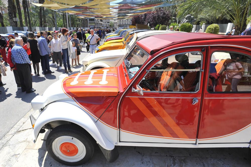 Los Citroën 2CV toman el Paseo de la Estación y el parking de Candalix