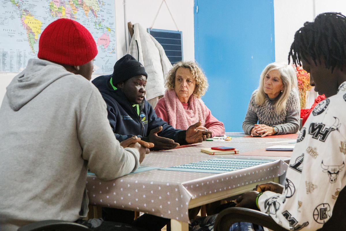 Voluntarios y migrantes, en una reunión de la asociación 'Sostre i Dignitat' para asesorar sobre sus derechos, el pasado lunes en Blanes.