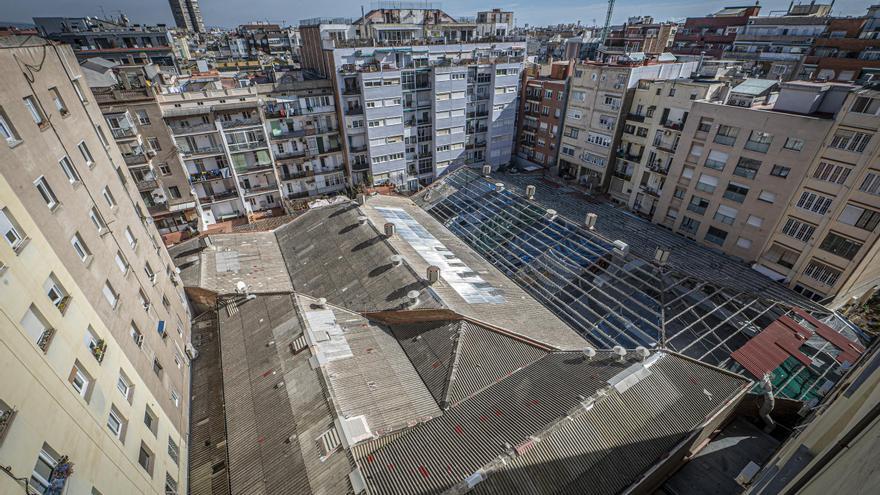 El gran techo de amianto que se está eliminando con una retirada parcial en un interior de manzana del Eixample, en Barcelona.