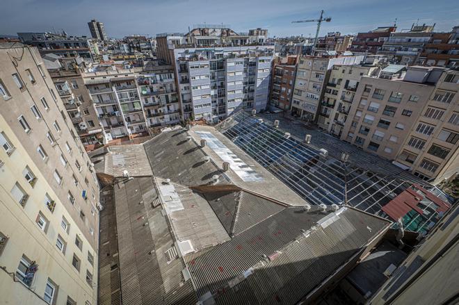 El gran techo de amianto que se está eliminando con una retirada parcial en un interior de manzana del Eixample, en Barcelona.