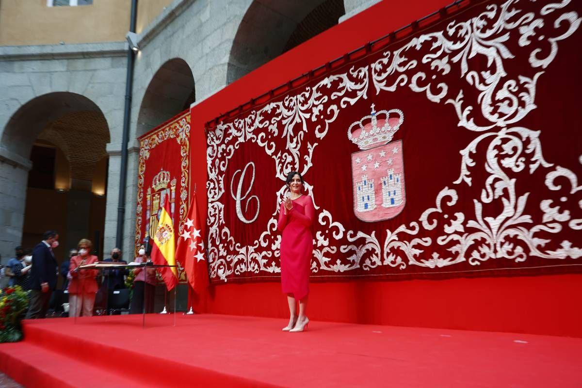 Isabel Díaz Ayuso con vestido color fresa de la firma Victoria