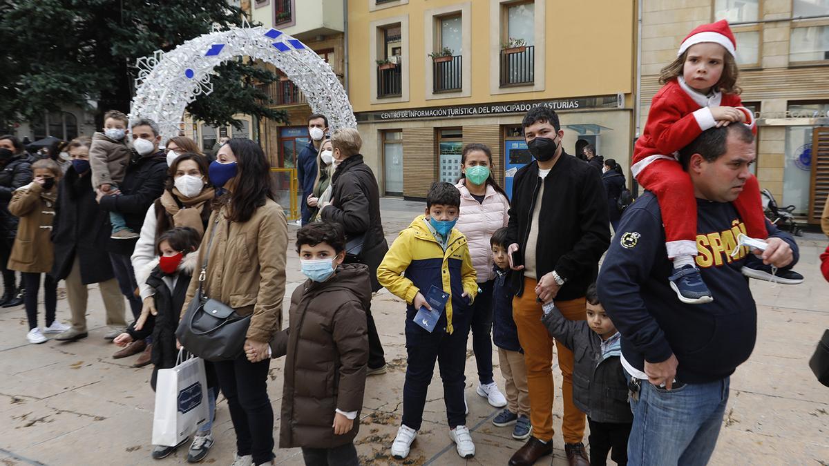 El desfile de Papá Noel por las calles de Oviedo, en imágenes