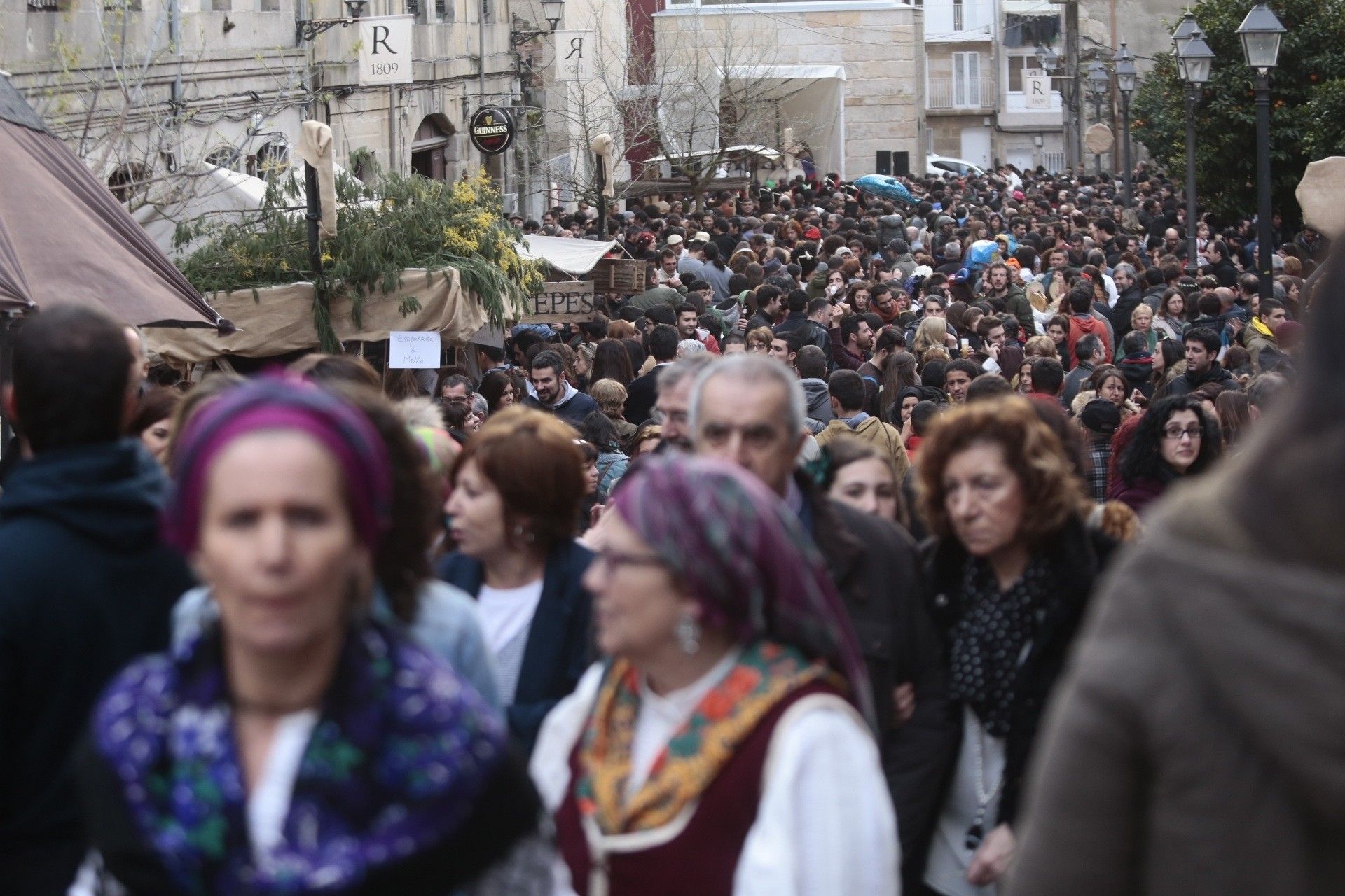 2015 Cientos de personas durante la celebración de la Festa da Reconquista Adrián Irago.jpg