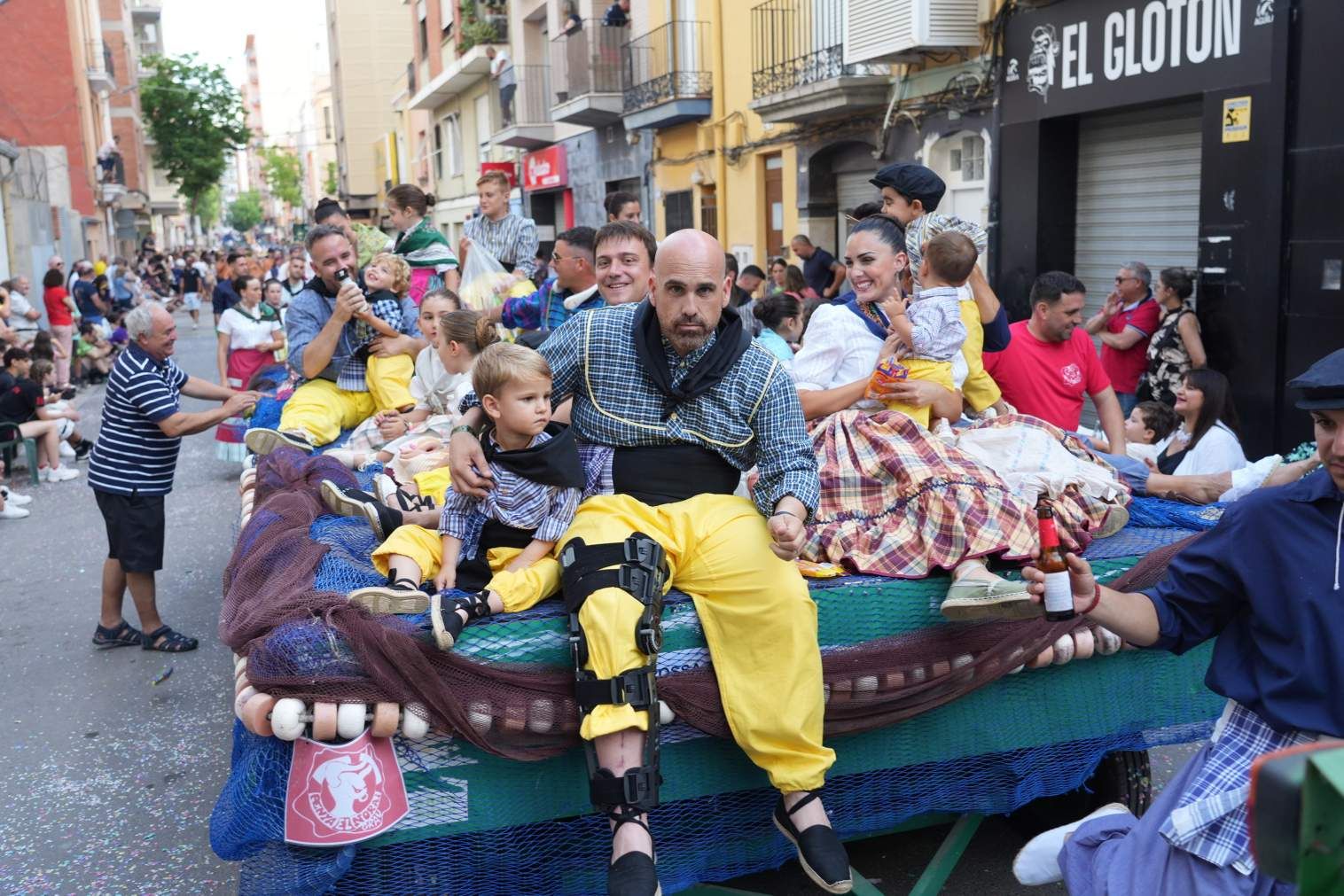 El Grau da inicio a las fiestas de Sant Pere con pólvora, bous y música