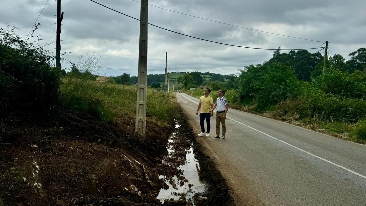 El alcalde de Corvera y el edil de Obras revisan parte de la obra de alumbrado de Las Huertas en Villa.