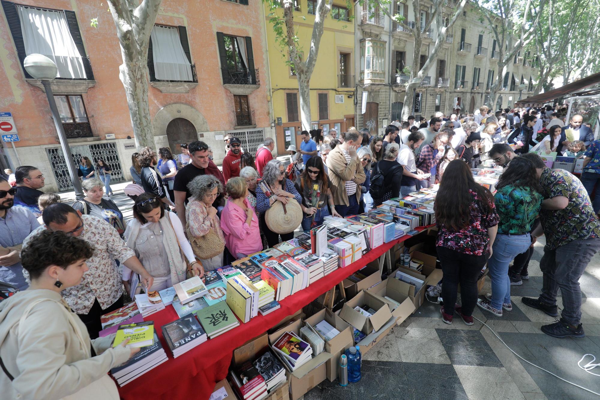 Día del Libro en Mallorca: Los lectores abarrotan el centro de Palma