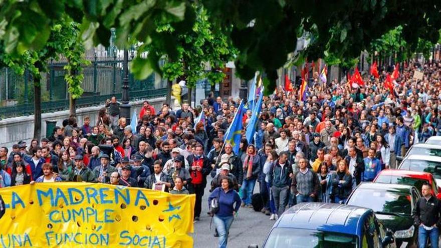 La manifestación contra el desalojo de &quot;La Madreña&quot;, ayer, a su paso por la calle Toreno.